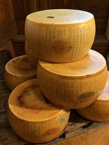 PIatti tipici dell'Emilia Romagna. Forme dI Parmigiano Reggiano