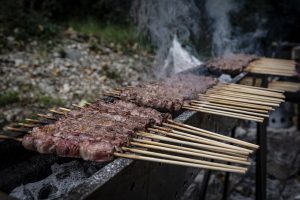 Gli arrosticini abruzzesi sono uno dei piatti tipici più apprezzati di questa regione